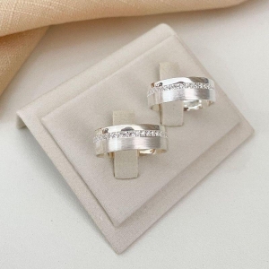 ALIANÇA PT RETA FRISO CRAVEJADO