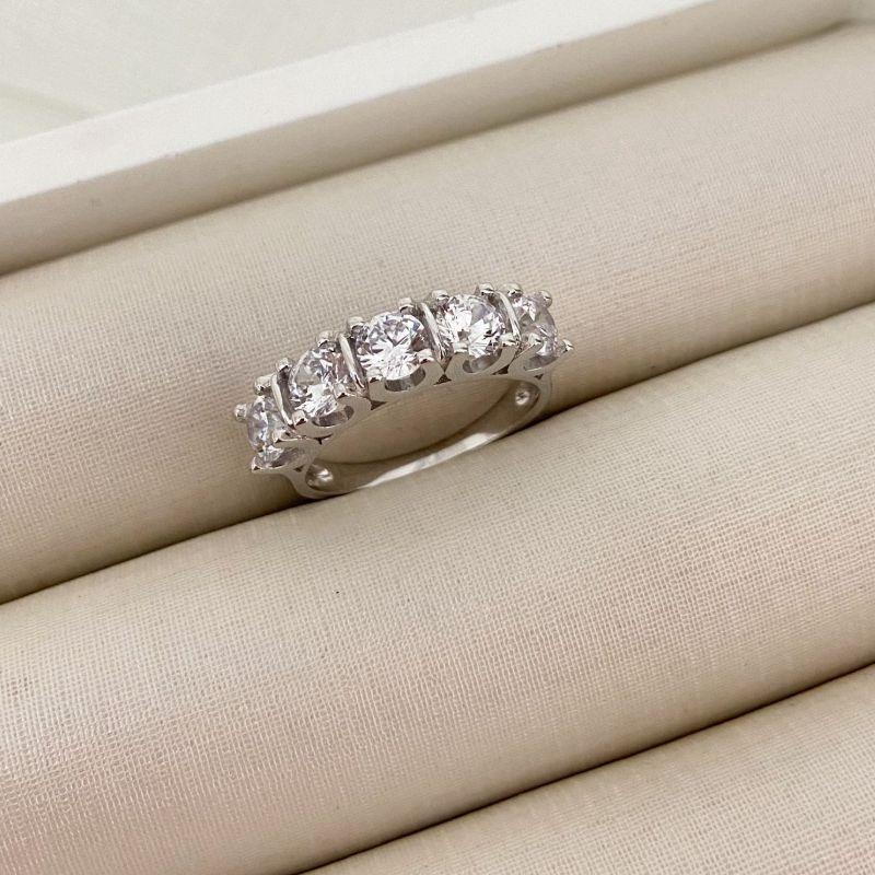 ANEL PT MEIA ALIANÇA PEDRAS CRISTAL