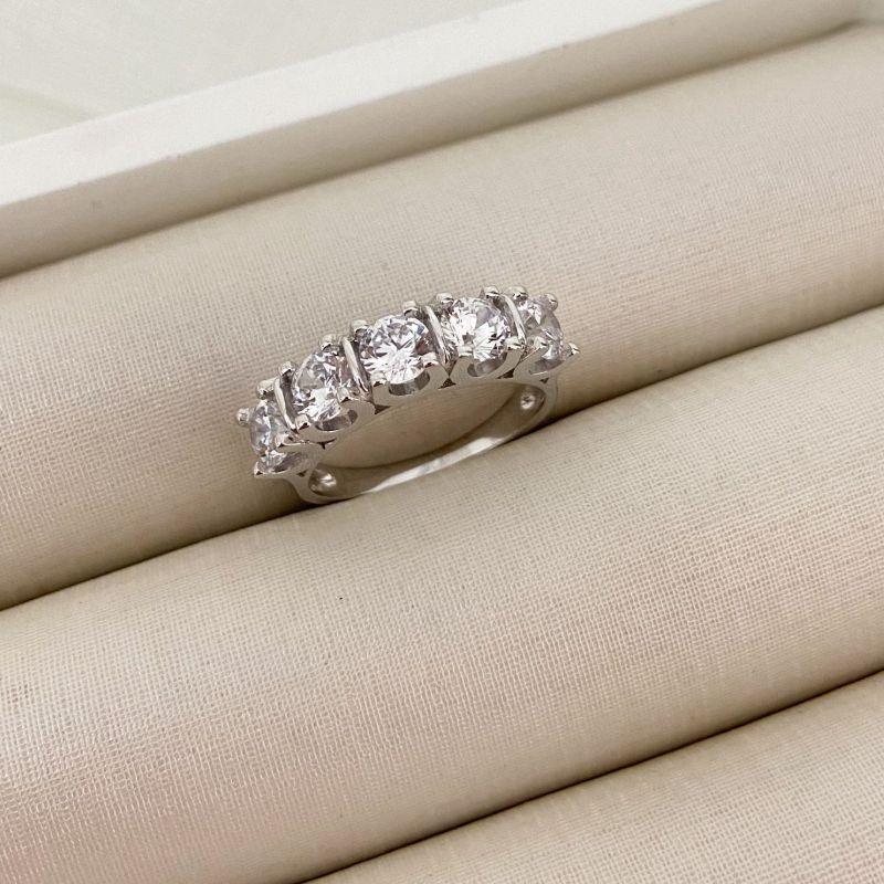 ANEL PT MEIA ALIANÇA PEDRAS CRISTAL